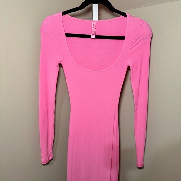 Skims Soft Lounge Long Sleeve Maxi Dress in Bubble Gum Pink size XXS - Picture 2 of 6